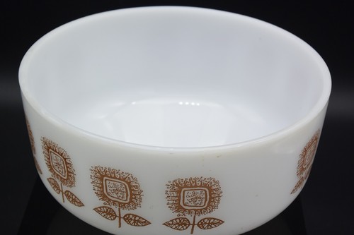 Vintage Federal Sunflower Milk Glass Serving/Mixing Bowl 3.5 Quart Heat Proof - Picture 4 of 5