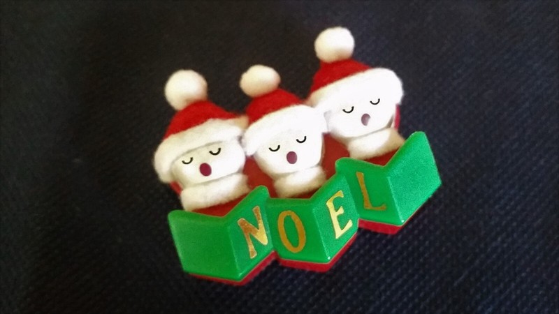 NEW IN BOX AVON 1997 RESIN HOLIDAY CAROLERS MUSICAL GOLD TONE PIN BROOCH -2.25"