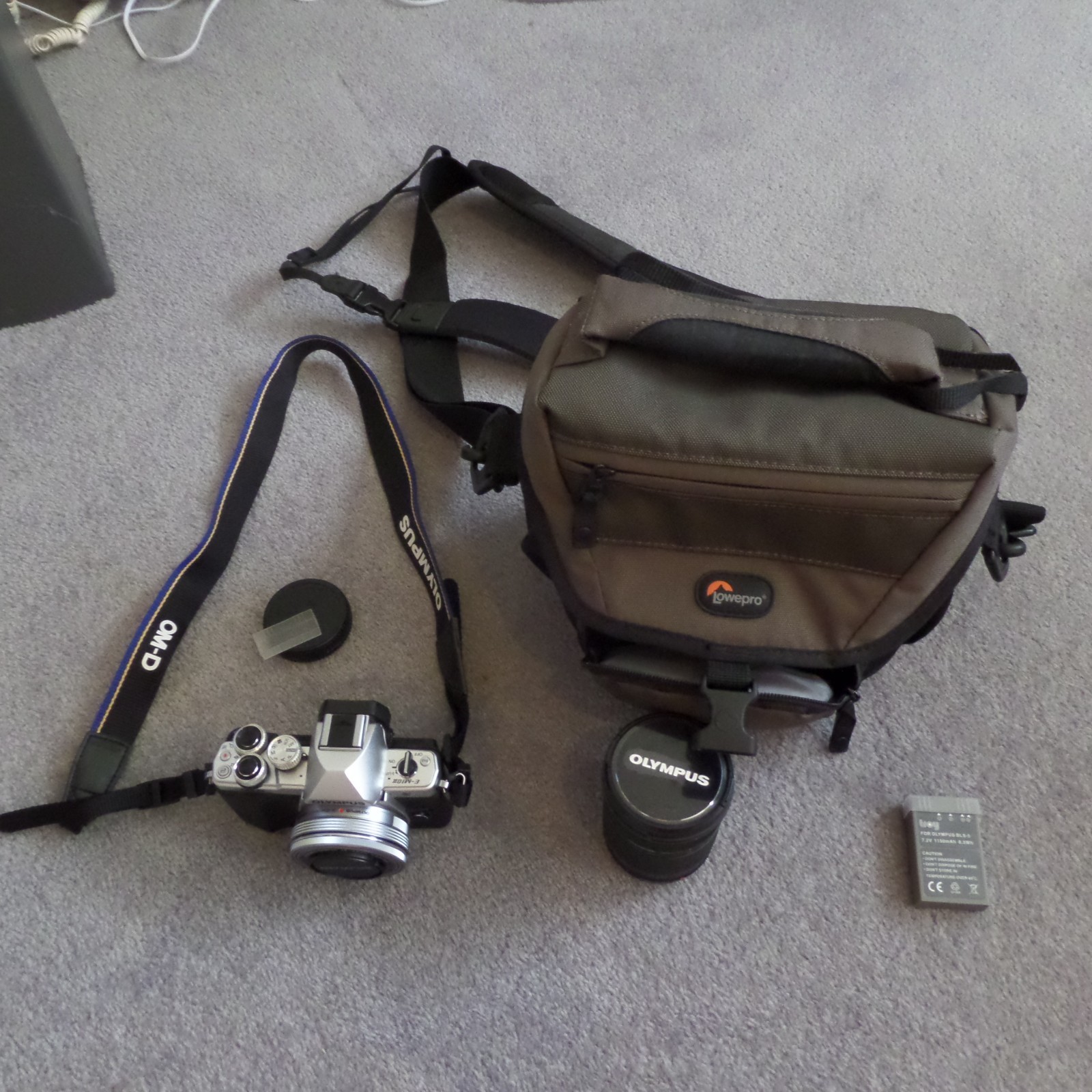 olympus om-d em10 mark 2 2 lenses14-42/40-150mm original box and recipt lowpro 