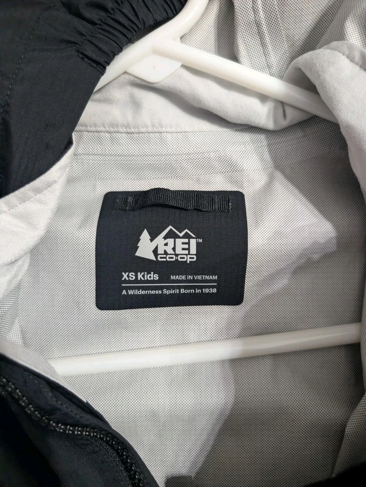 Jaqueta de chuva REI Co-op infantil média XS preta com capuz impermeável corta-vento concha - Imagem 4 de 4