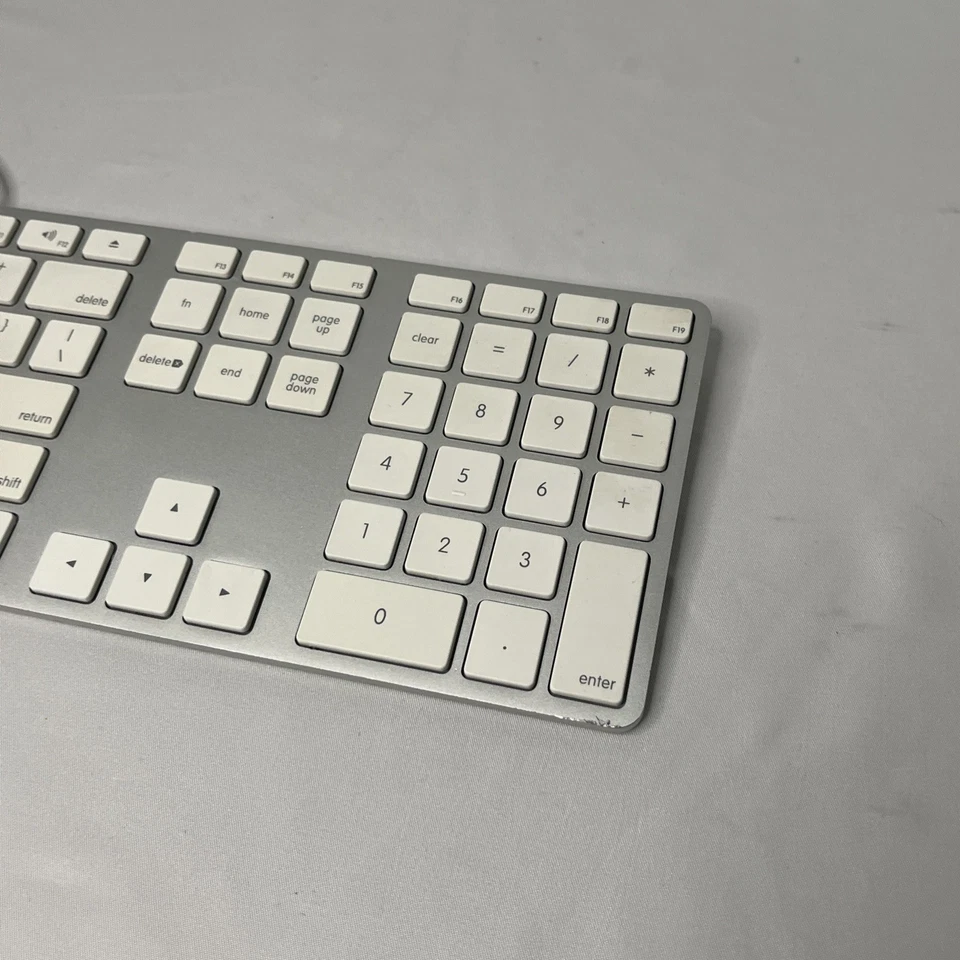 Genuine Apple A1243 Wired Mac Standard USB Keyboard w/ Numeric Keypad White - Image 3 of 4