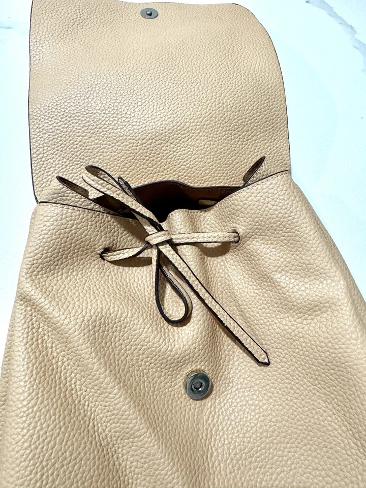 Mochila Cartera Street Level Cuero Sintético Tostado con Cordón Cuero Vegano Guijarro Foto 3 de 4