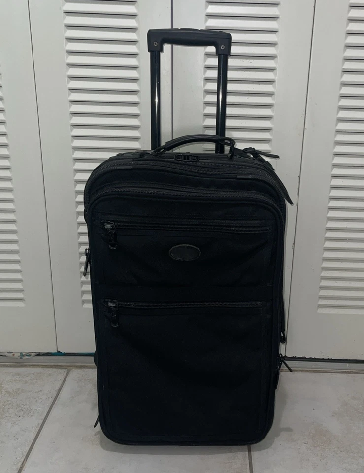 "Maleta de mano Kirkland Signature 22"" vertical expandible con ruedas negra Cordura" Foto 2 de 4