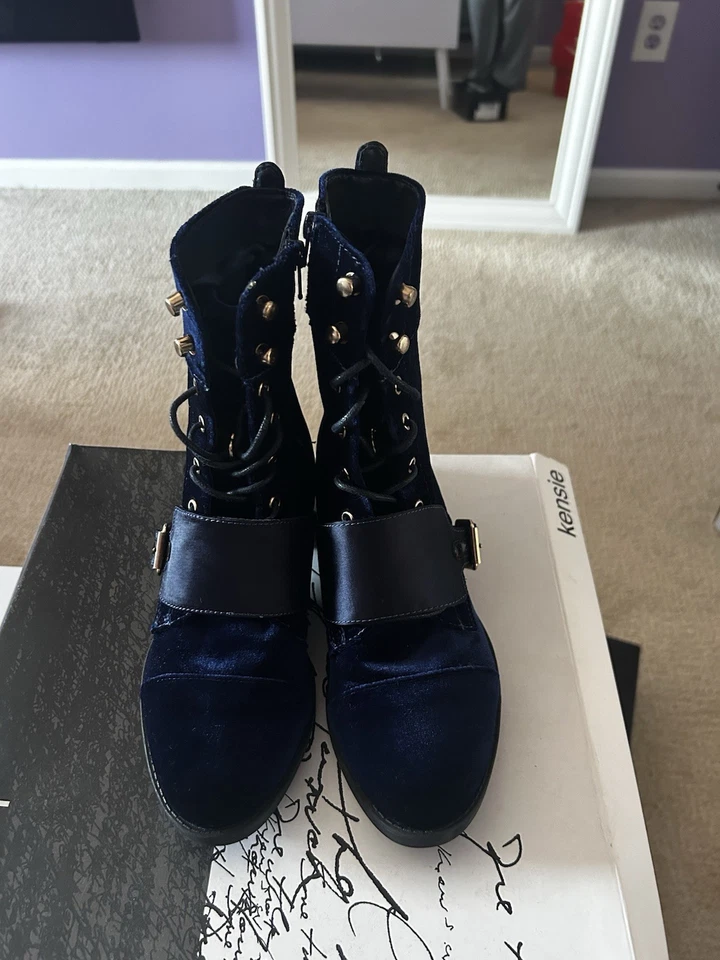 Botas de terciopelo azul marino con anillos dorados y encaje; talla 6 Foto 4 de 4