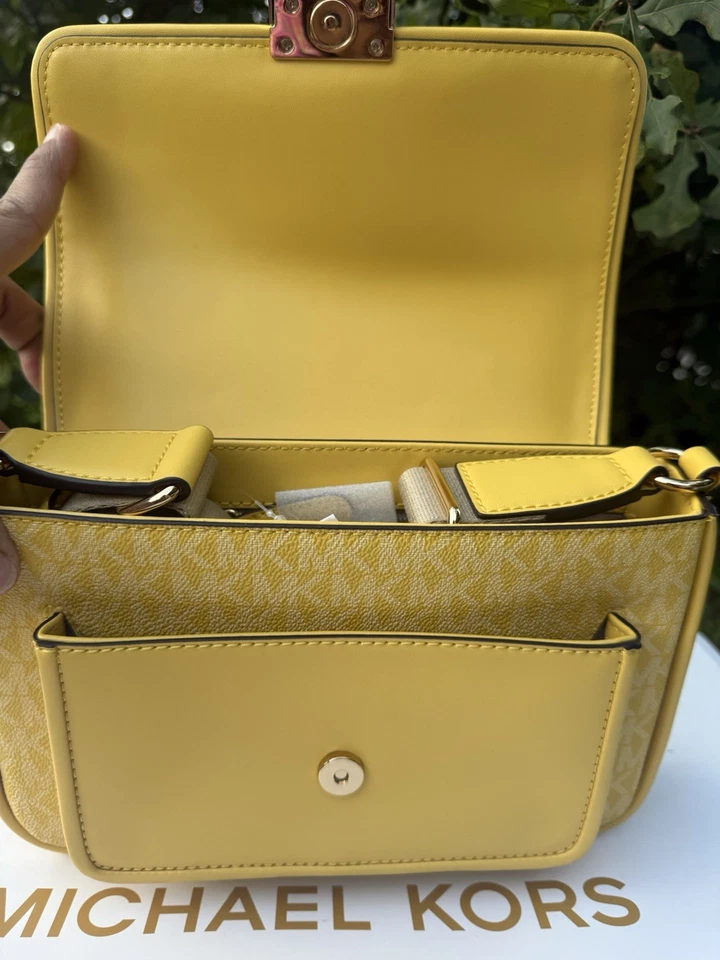 Michael Kors Bradshaw Bandolera Mediana Bolsillo Mensajero Margarita Amarillo MK Logo Foto 4 de 4