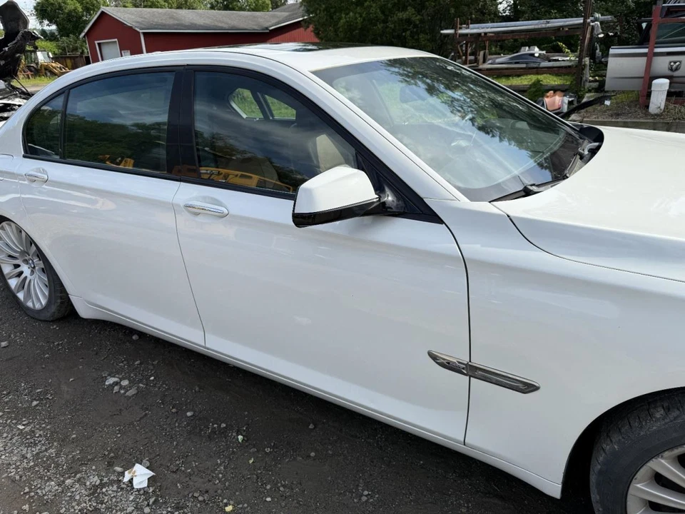 BMW 750i 2009-2015 puerta delantera derecha del lado del pasajero blanca Foto 2 de 4