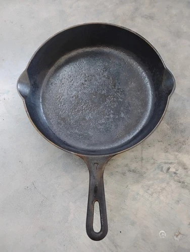 GRISWOLD #7 Cast Iron Skillet Pan Small Logo 701