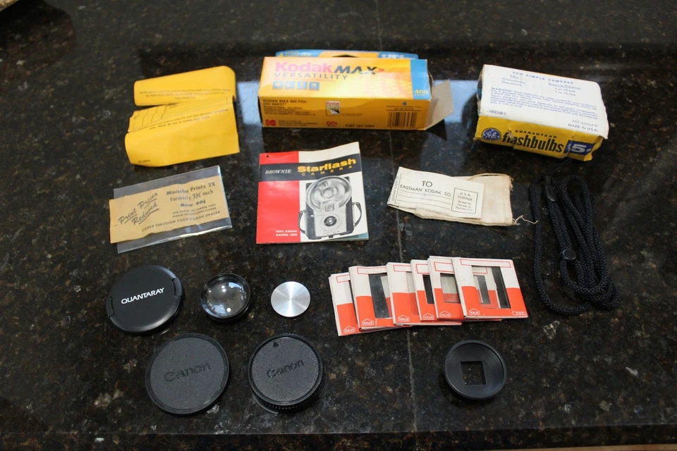 Lote de artículos relacionados con cámaras de colección bombillas publicitarias, diapositivas, cordón, tapas de lentes + Foto 2 de 4