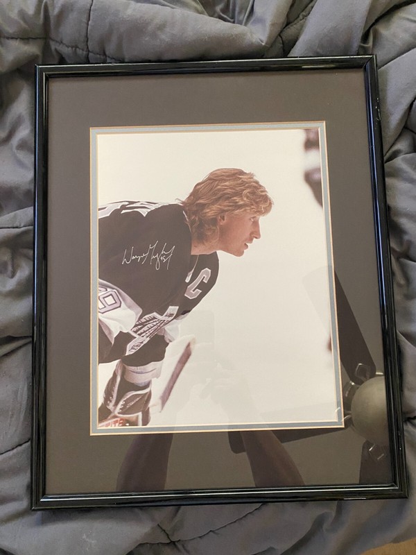 Wayne Gretzky Signed & Framed Photo. Los Angeles Kings 16x20