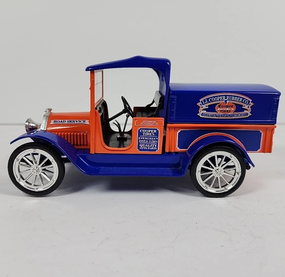 Camioneta pickup Cooper Tires 1914 Studebaker escala 1:25 Coin Bank Liberty Classics Foto 3 de 4