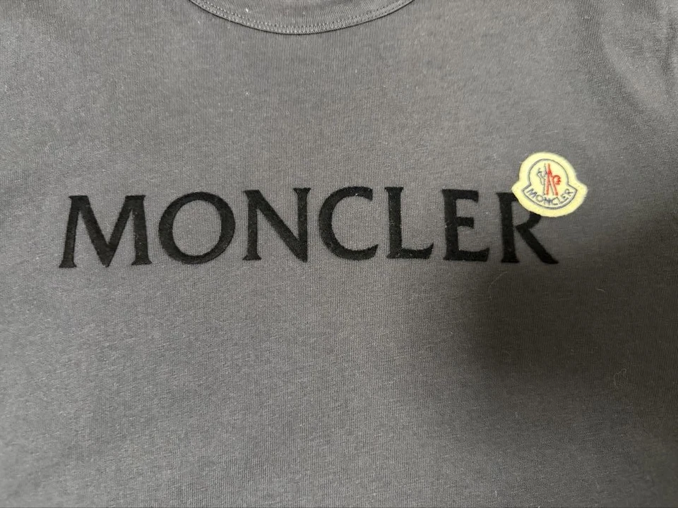 Camiseta MONCLER talla M. No se notan arañazos ni suciedad. N6832 Foto 2 de 4
