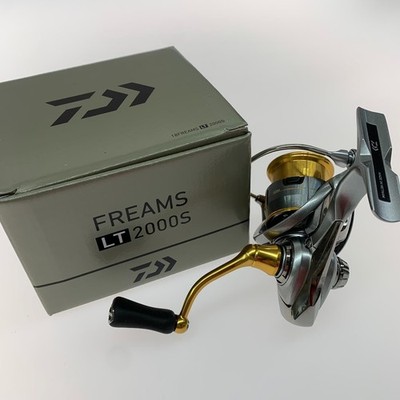DAIWA Daiwa 00057046 18FREAMS LT2000S No iceable Scratches or Stains