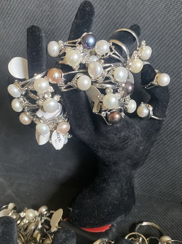 LOTE de 450 anillos de perlas sintéticas para mujer tallas/estilos asst’d algunos ajustes Con estuche de cuero C14 - Imagen 3 de 13
