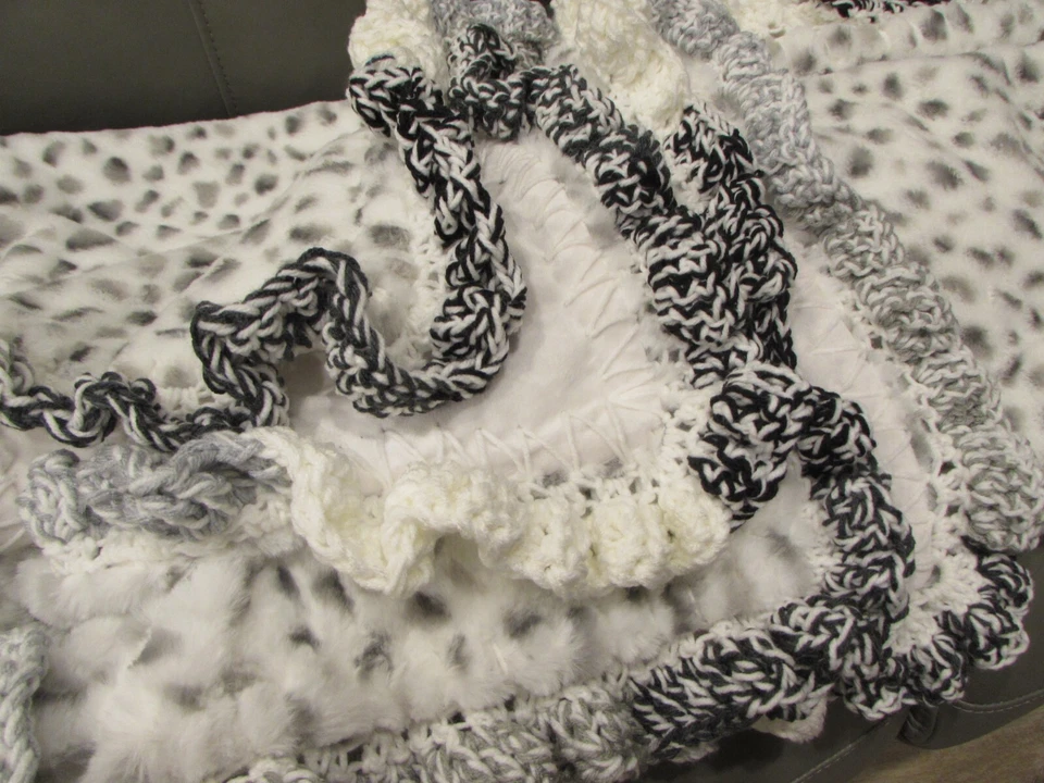 Manta de felpa reversible de gran tamaño gris negro blanco ganchillo Foto 3 de 4