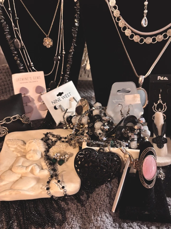 Colección de joyas de plata y negro con un toque de romance Foto 3 de 4