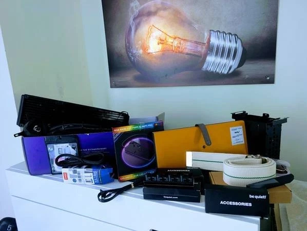 Bunch of things wireless charging, Liquid Cooler, Gateron, ssupd - Image 2 of 4