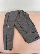 Lululemom Size 6 Mini chevron blk/gray pant with 2 side pocket & zipper NWOT