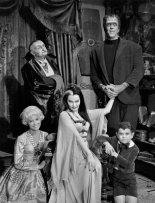 The Munsters Unsigned photo - Fred Gwynne, Al Lewis and Yvonne De Carlo *48