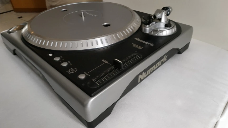 Turntable Numark tt200 per parti di ricambio si accende ma non gira il piatto  - Imagen 2 de 4