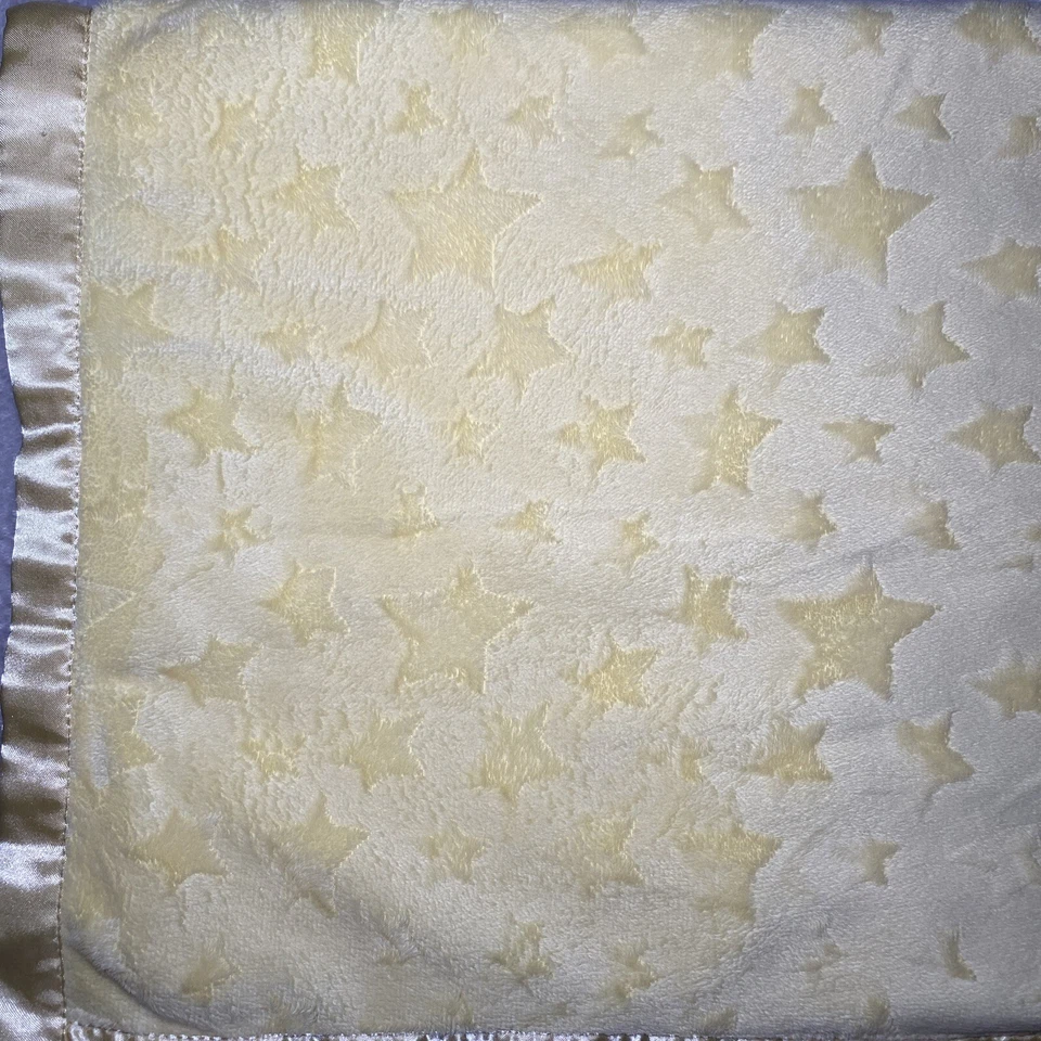 RN 130369 Manta Bebé Amarillo Sólido Estrellas Repujadas Vellón Satinado Lovey 30" x 40" Foto 4 de 4