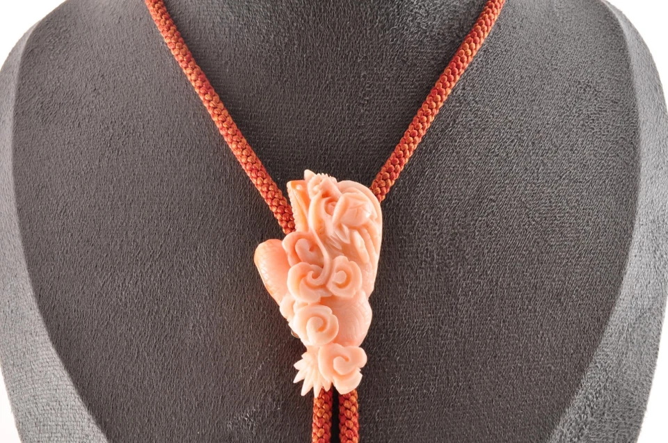 Certificación, Corbata Bolo Coral Piel Ángel Antigua, Estuche Tallado "Dragón" (89.5ct). Foto 2 de 4