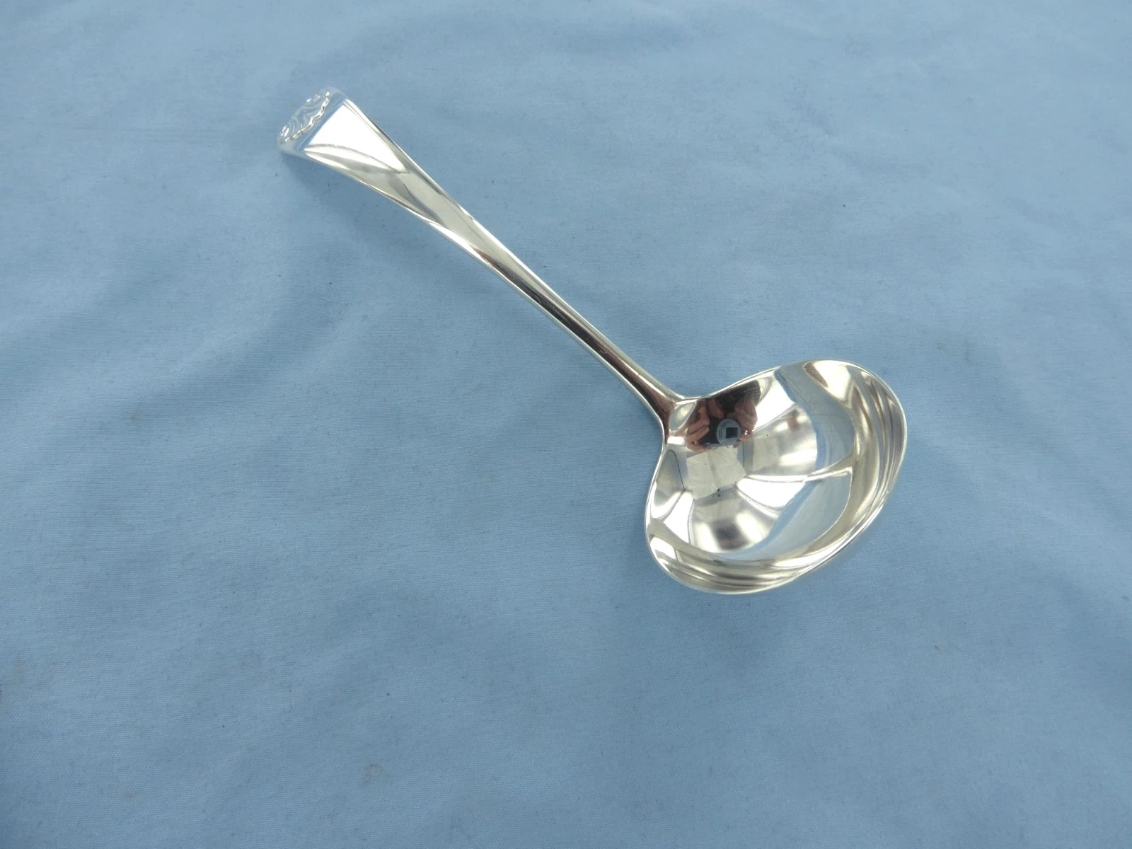 A VINTAGE STERLING SILVER O/E SHELL SAUCE LADLE,SHEFFIELD 1989.
Opens in a new window or tab