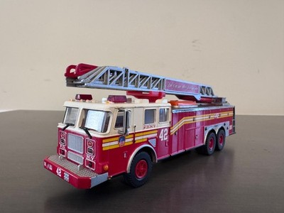 1/64 Code 3 Seagrave- Rear Mount Ladder 42- FDNY  La Casa Del Elefante 