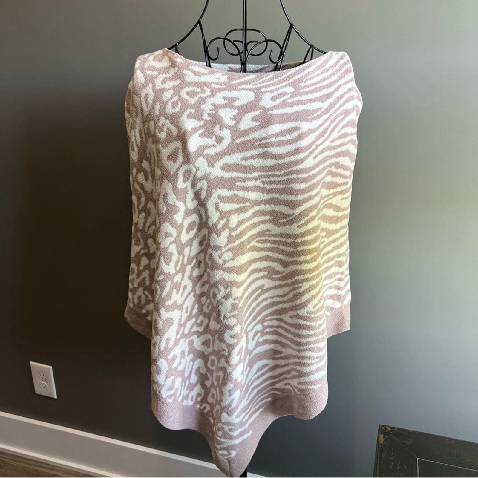 Barefoot Dreams Cozychic Ultra poncho Animal print One Size