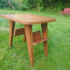 Table d'appoint du milieu du siècle dans le style de Jean Prouvé années 1950 