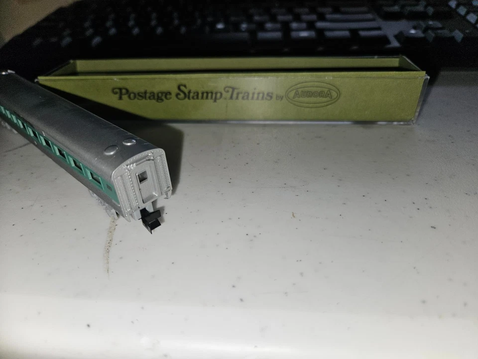 N GUAGE, PENN CENTRAL STREAMLINED PASSENGER CAR (0143), SOLD AS PICTURED - Image 2 of 4