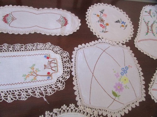 22 HERMOSOS TAPETES VINTAGE BORDADOS A MANO - Imagen 9 de 13