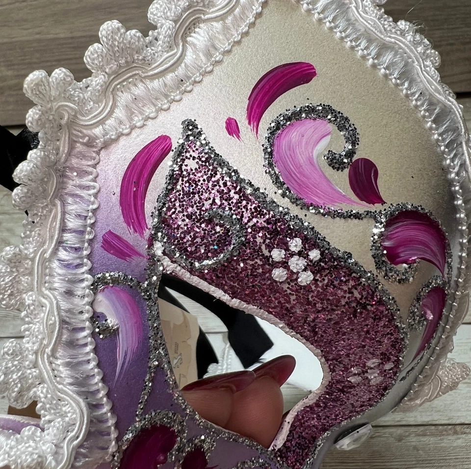 Máscara de encaje pintada a mano hecha en Venecia Italia muelle 1 importaciones con etiquetas Foto 4 de 4