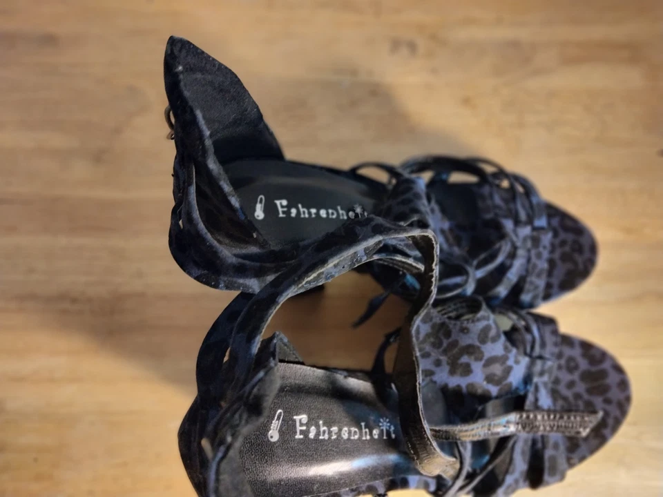 Zapatos negros para mujer Fahrenheit Brand talla 9, usados ligeramente - buenos y limpios Foto 4 de 4