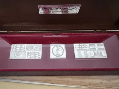 The Royal Standards Queen's Silver Jubilee 0.999 Silver Bar Set of 3 in Case - Image 1 of 4