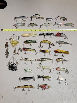 VINTAGE ESTATE LOT 34 VINTAGE FISHING LURES HEDDON WOODEN MORE AS  FOUND!