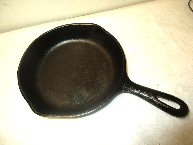 Vintage Wagner Ware #5 Cast Iron 8-inch SKILLET. Made in USA. Seasoned.