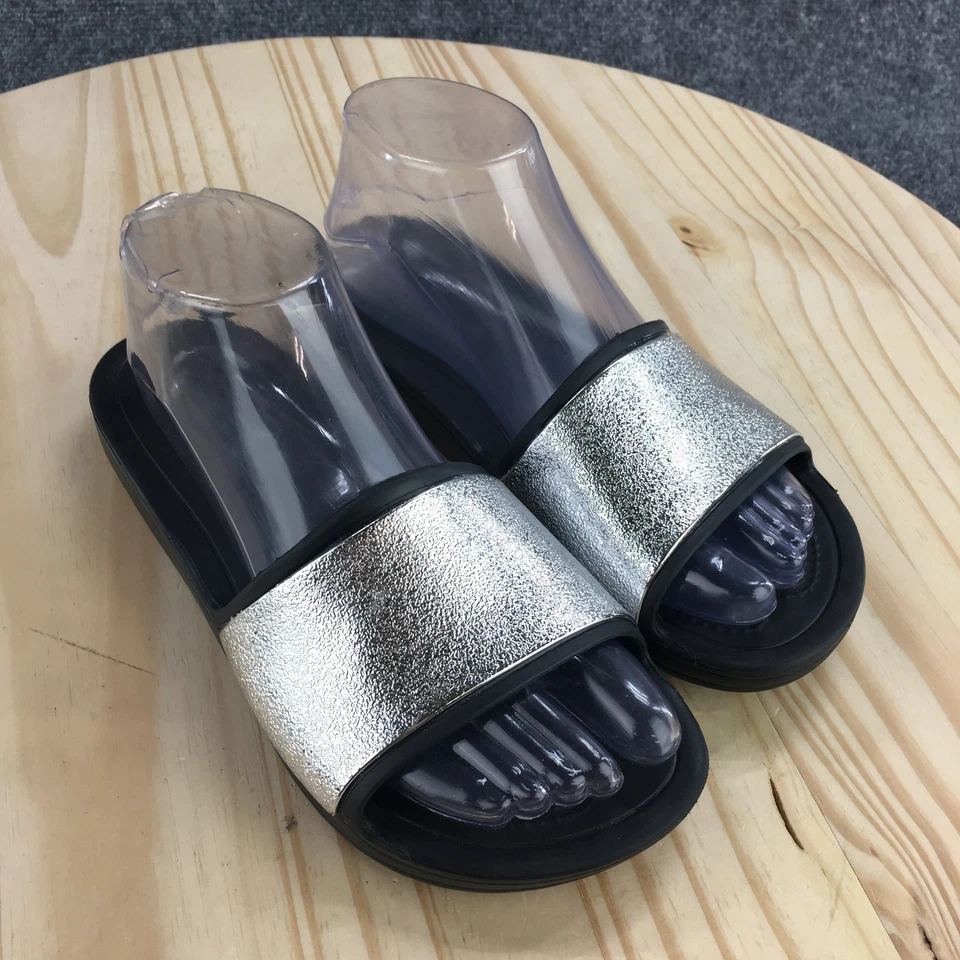 Sandalias Crocs para mujer 7 plateadas Sloane brillo deslizables punta abierta informales planas 206921 Foto 3 de 4