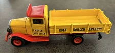 Siku n°2521 white truck "wood coal briquette", 1/55e
