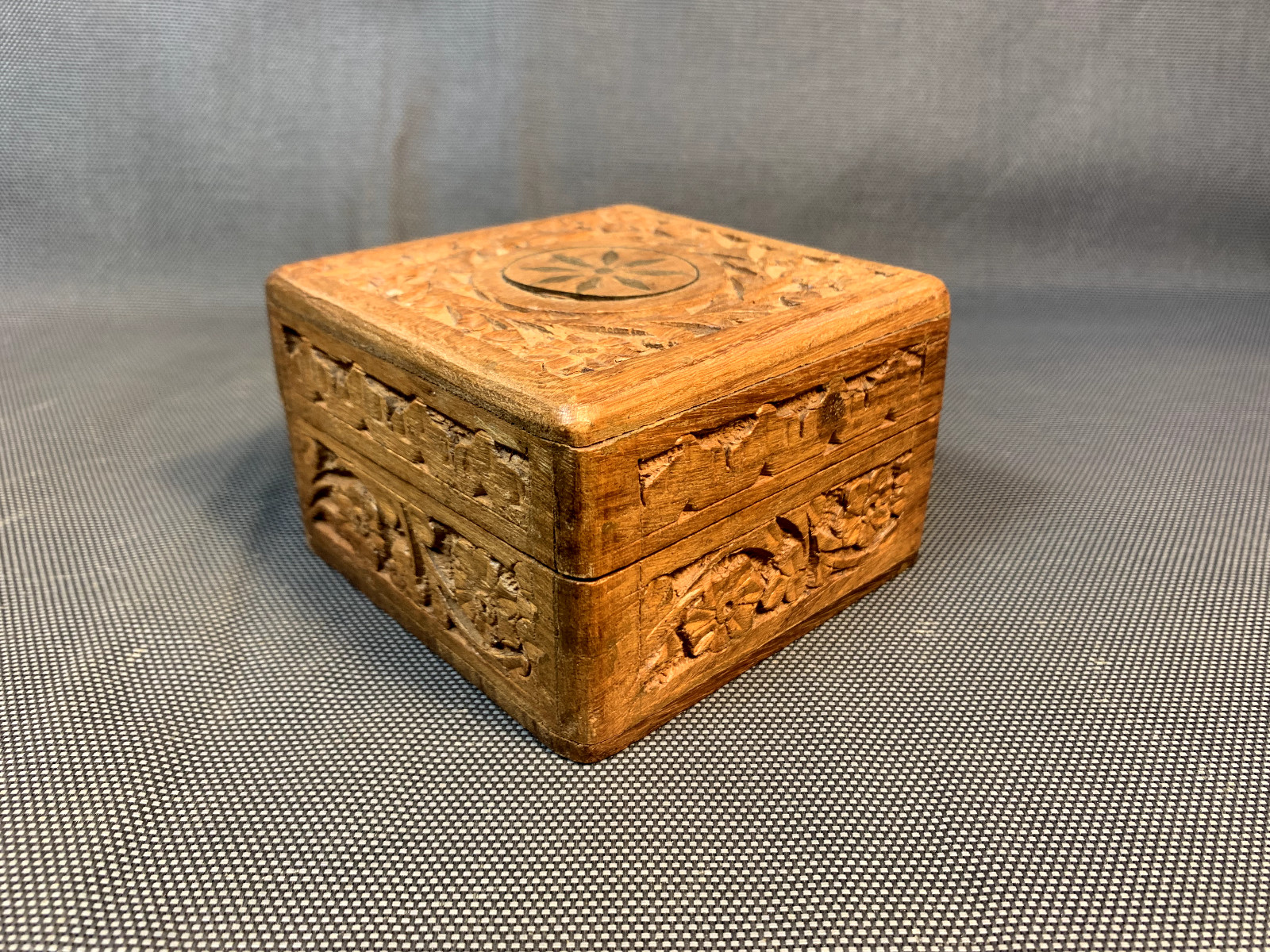 Ancienne petite boîte à bijoux en bois sculpté made in INDIA art ethnique