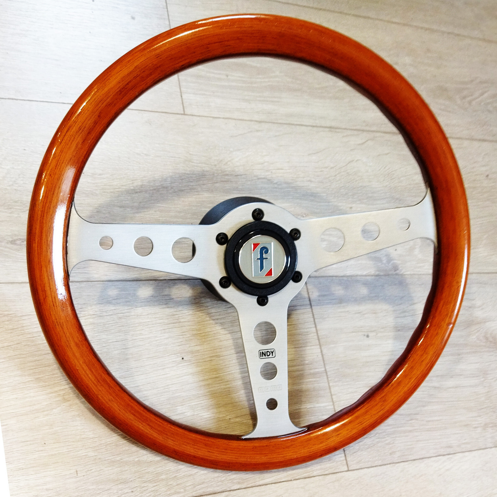 Volant Momo Indy Bois 35cm : restaurez l'intérieur de votre Peugeot