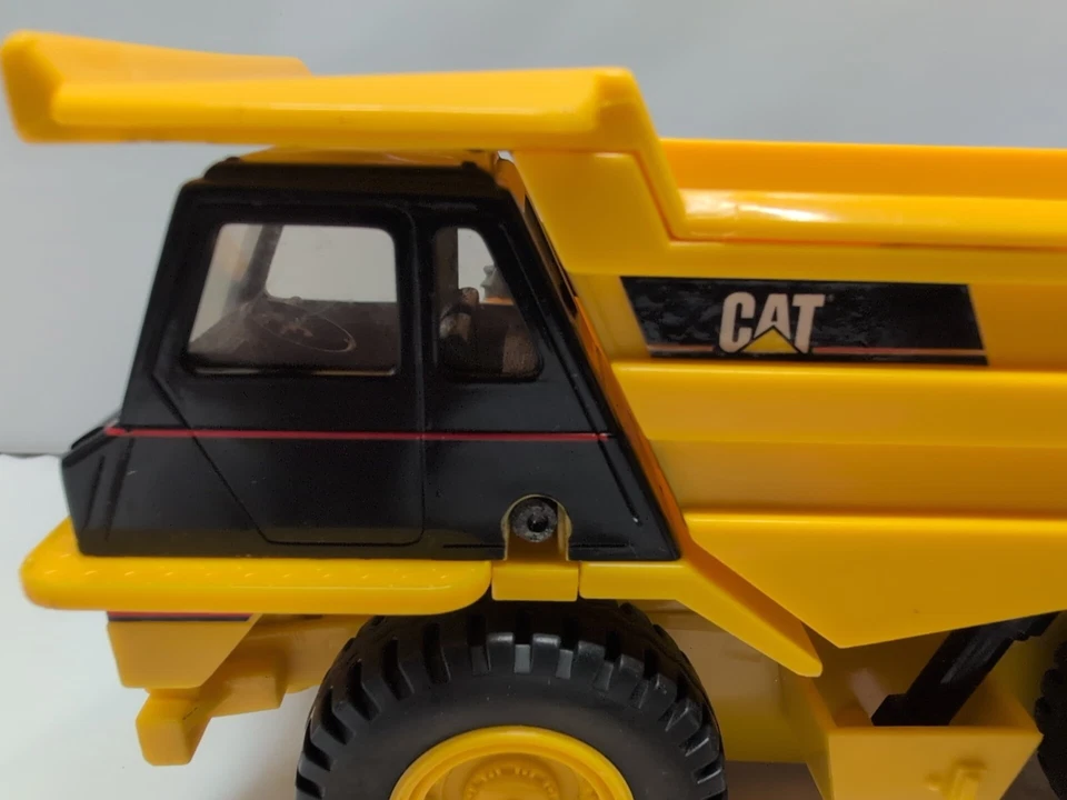 Camión de volteo Caterpillar 9" de largo caja de fósforos plástico funciona con pilas no funciona  Foto 2 de 4