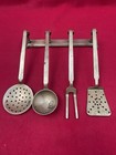 Ensemble d’Ustensiles de Cuisine Vintage en Laiton – Support Mural Inclus
