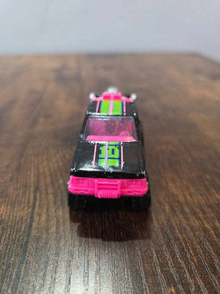 HOT WHEELS TARJETA AZUL COLECCIONISTA # 131 CARROCERÍA RÍGIDA NISSAN NEGRA CON INTERIOR ROSA Foto 2 de 4