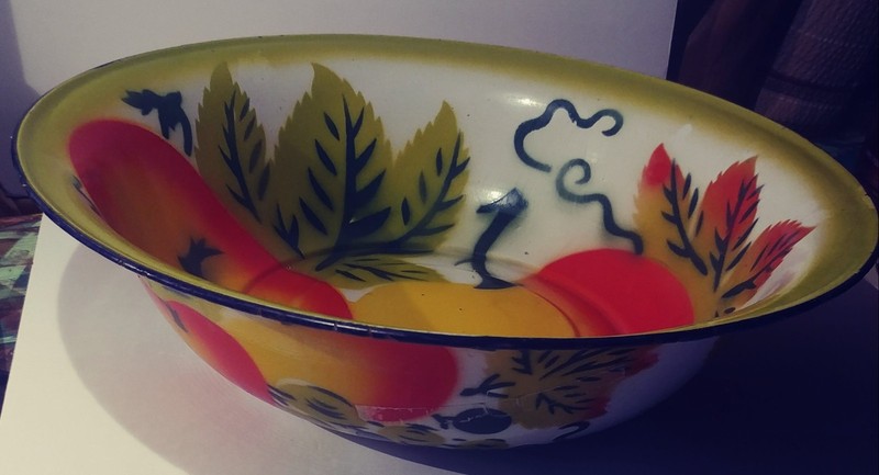 1950`s LARGE 16" ROUND ENAMELWARE SERVING BOWL, COLORFUL FRUIT PATTERN,FREE SHIP