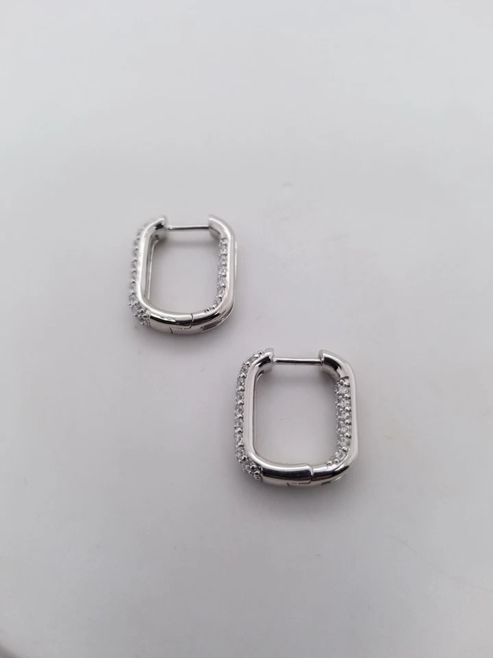 Pendientes tipo argolla pavé de adentro hacia afuera forma ovalada Diamonique .75" *Agotados Precio de venta sugerido por el fabricante $64* Foto 2 de 4
