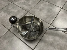 All-Clad Stainless Steel Professional Food Mill 59942 - Complete With 1 Disk