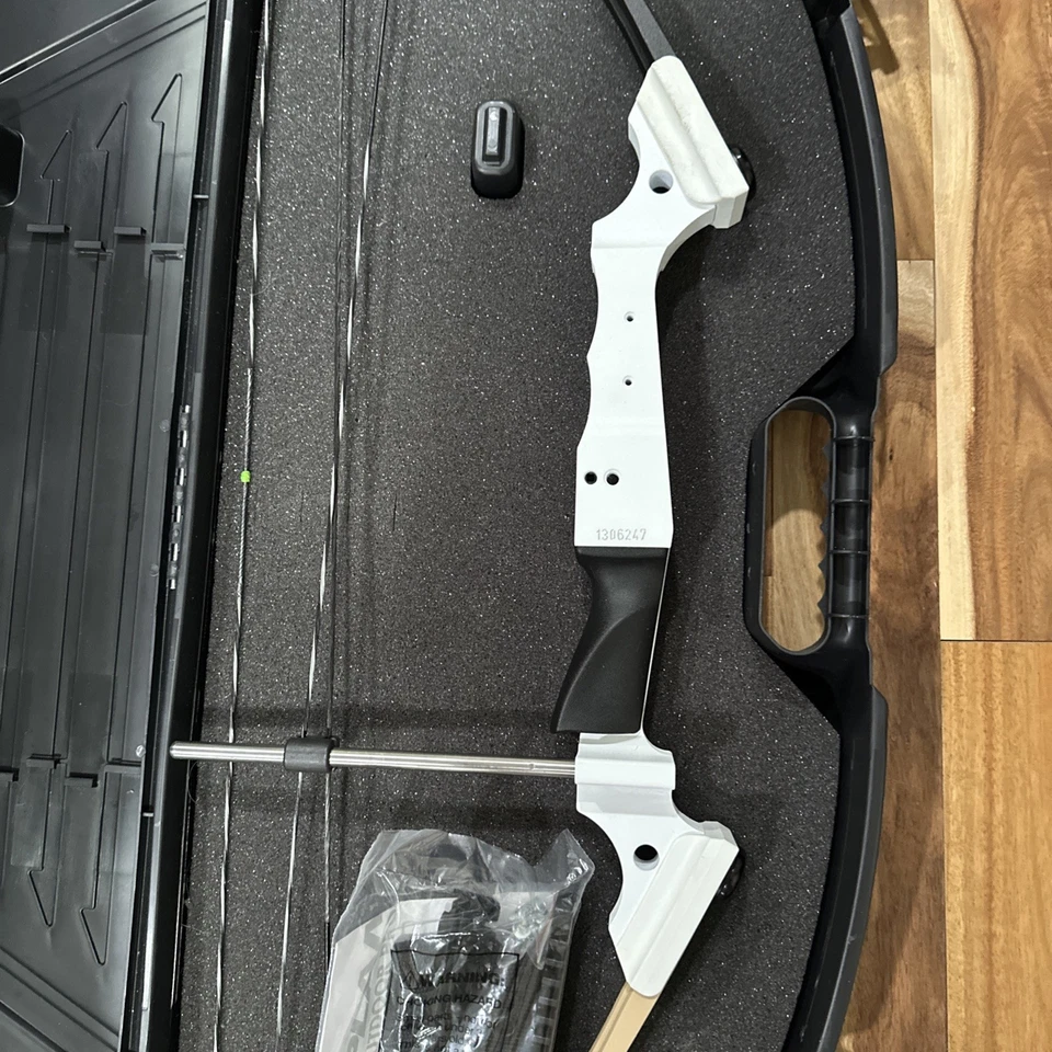 Genesis Bow Right Handed YOUTH White and Gold & Plano Case - Image 4 of 4