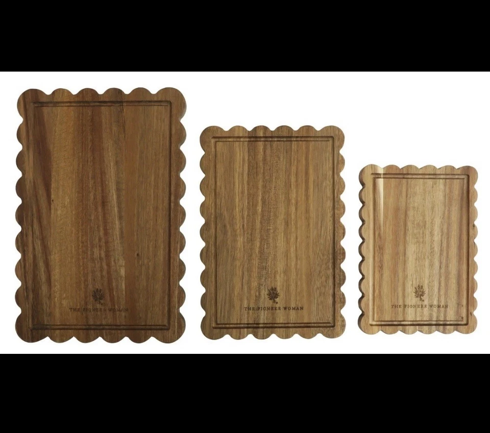 Tablas de cortar festoneadas de madera de acacia de 3 piezas The Pioneer Woman Foto 2 de 4
