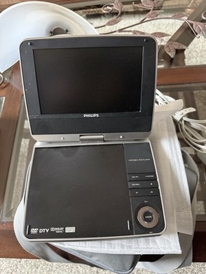 Philips PET749 Portable DVD Player 7  LCD w/ Remote Case Car Charger AV Cable