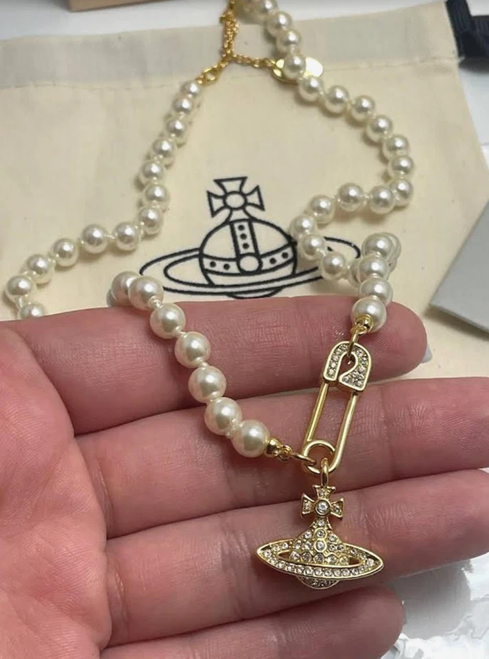 Vivienne Westwood Blanco Perla Seguridad Pin Clip Dije Oro Collar Gargantilla Cadena Foto 2 de 4